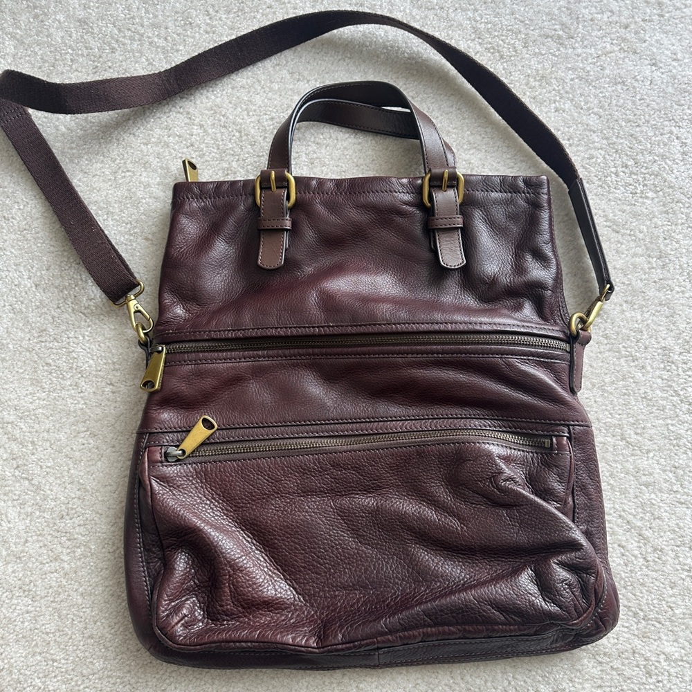 FOSSIL Foldover Messenger Bag. Beautiful brown leather in excellent condition